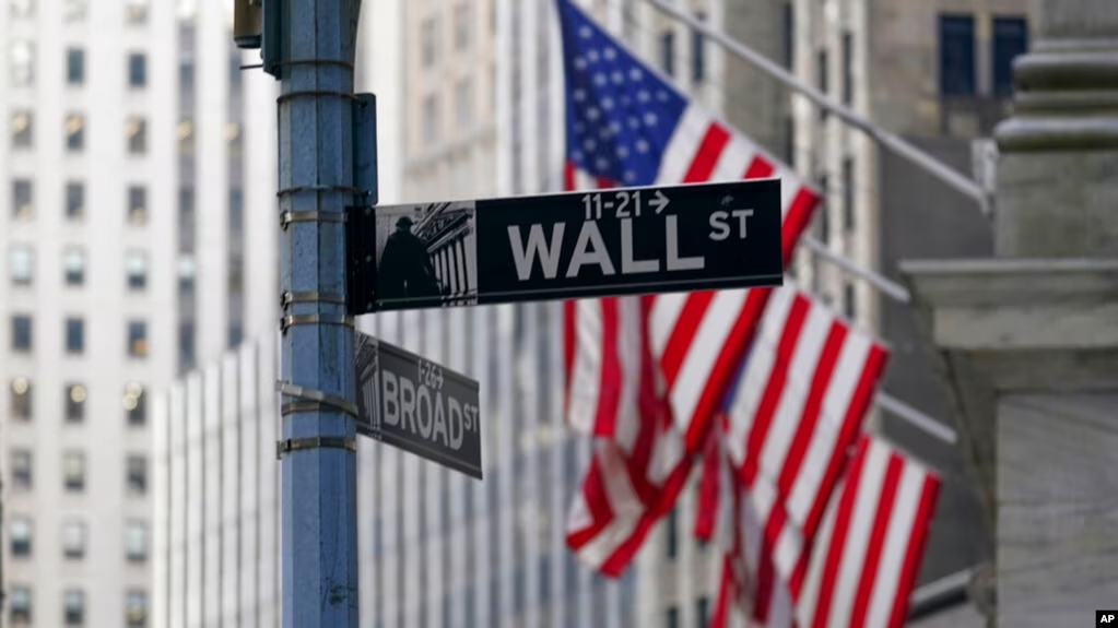 Wall Street retrocede tras gran ganancia